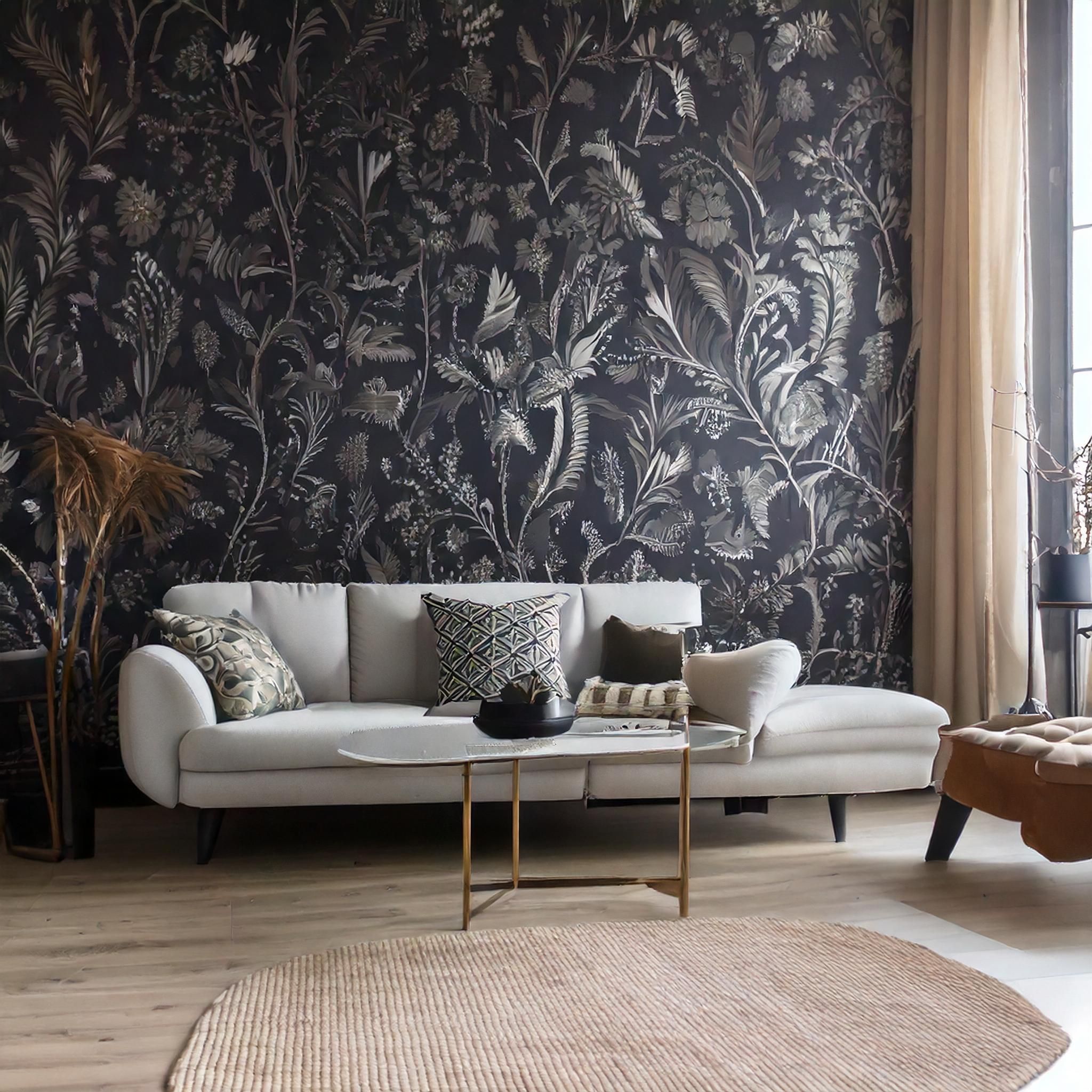 Wohnzimmer mit floraler Tapete und Sofa