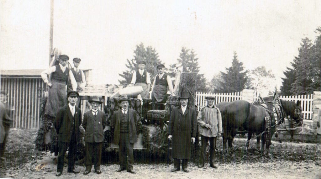 Männer und Pferd bei einer Kutsche, historische Aufnahme.