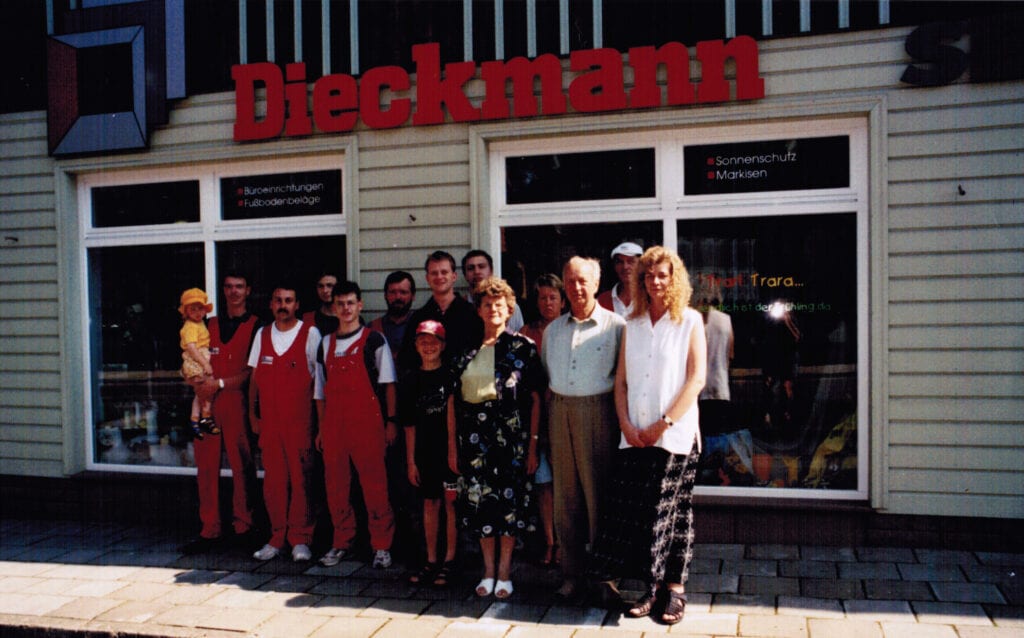 Gruppe vor Geschäft mit Dieckmann-Logo