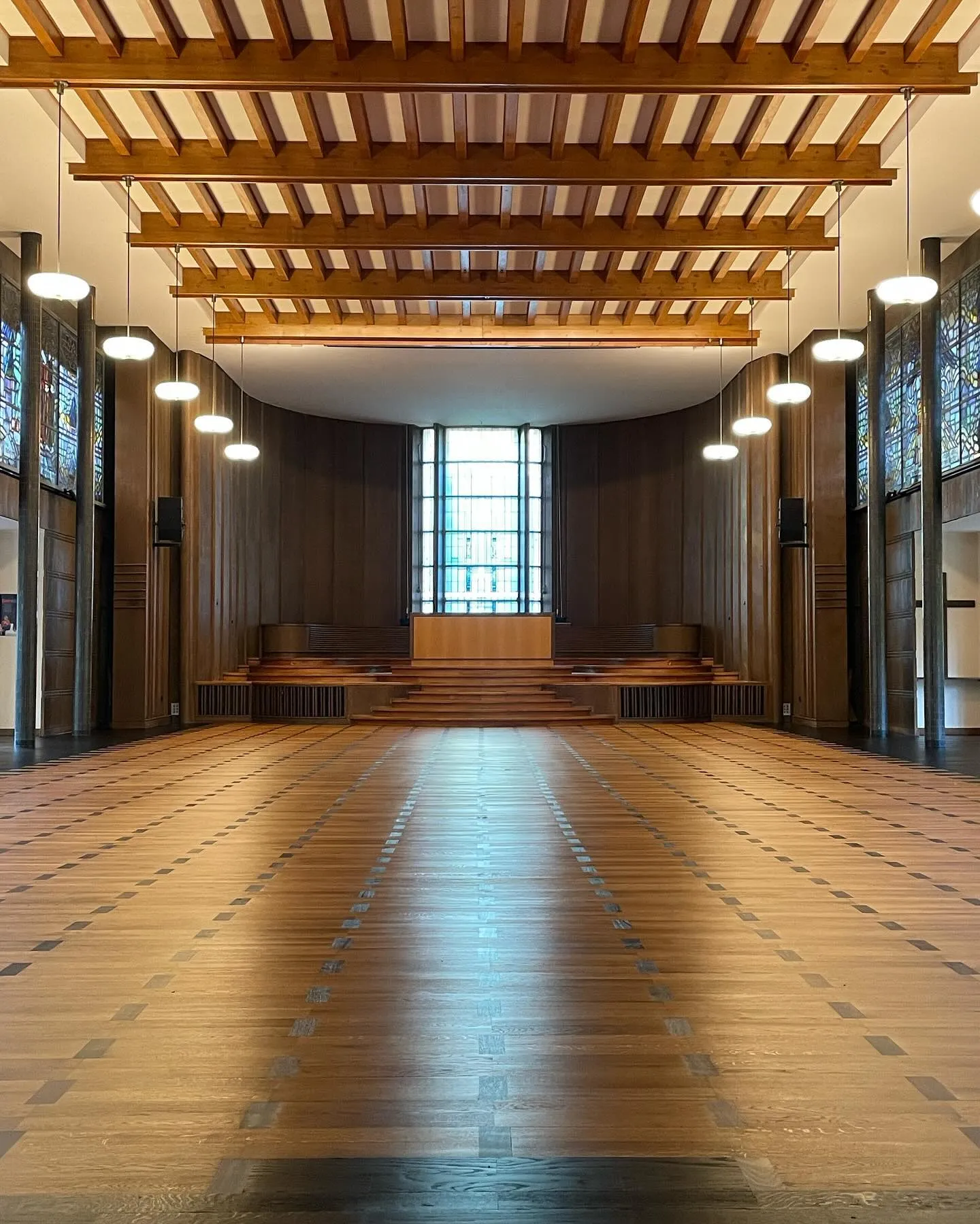 Leerer moderner Kirchenraum mit Holzinterieur.