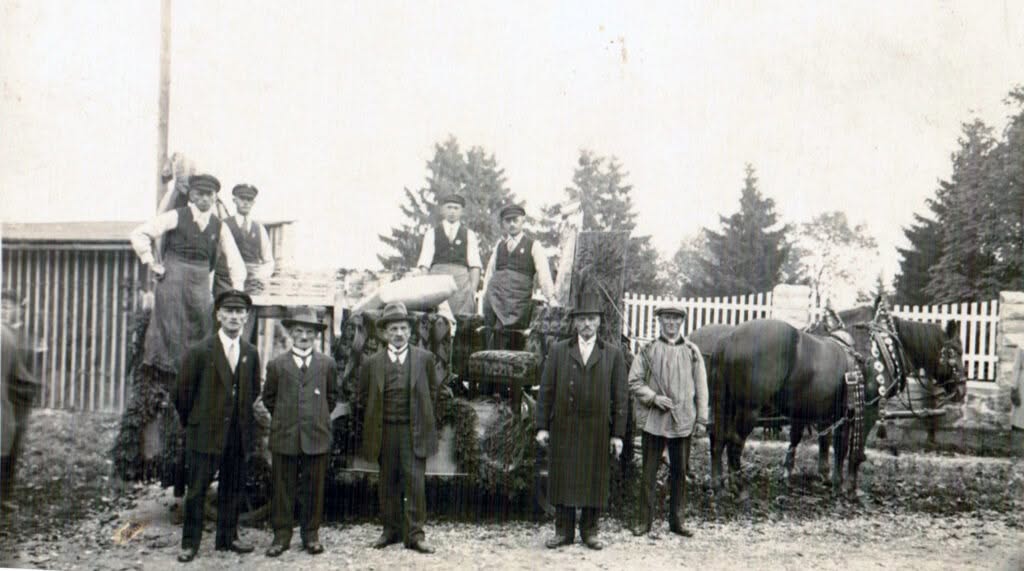 Männer und Pferd bei einer Kutsche, historische Aufnahme.
